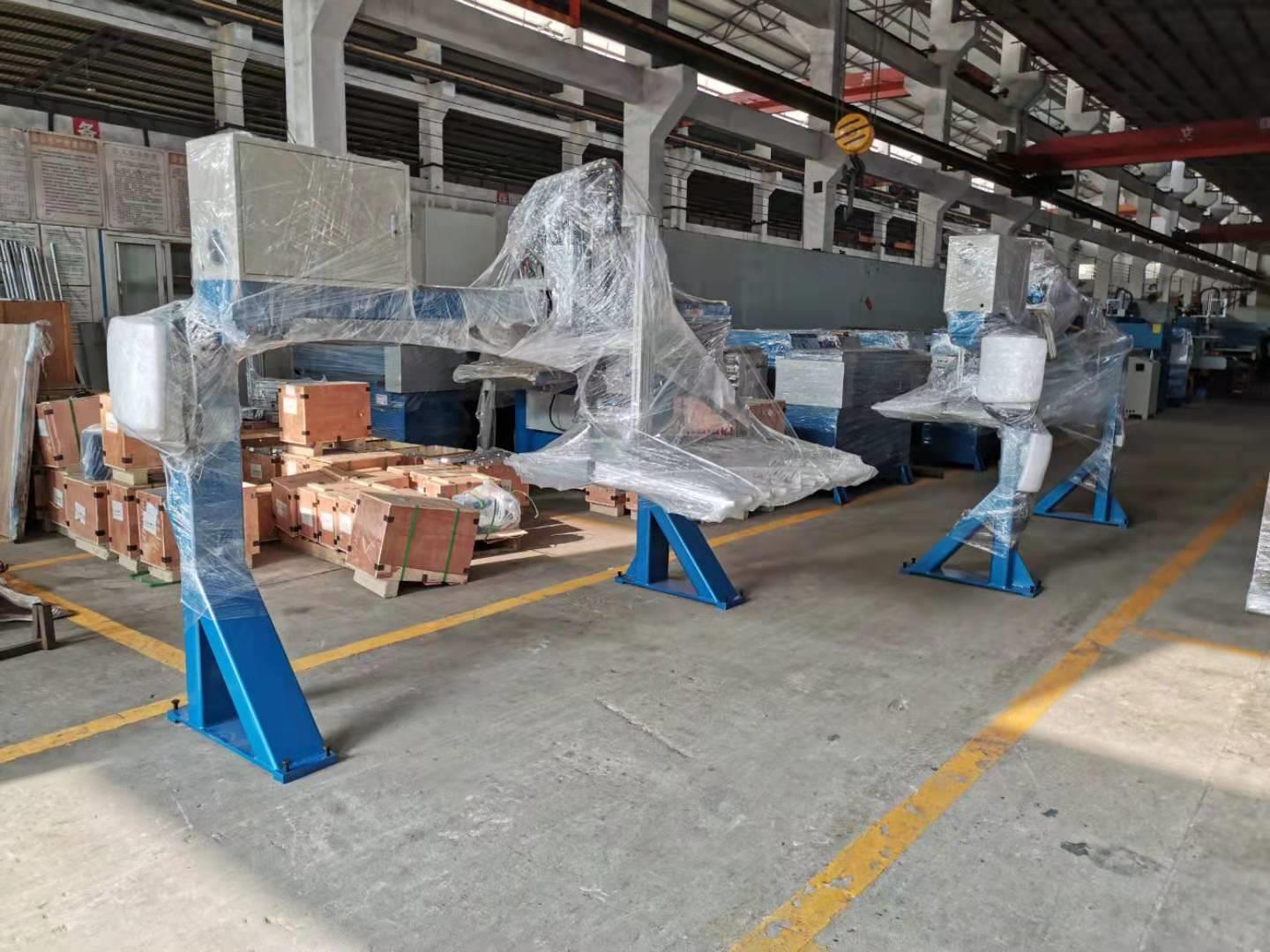2 jocs de robots + taules d’alimentació enviades a Tailàndia