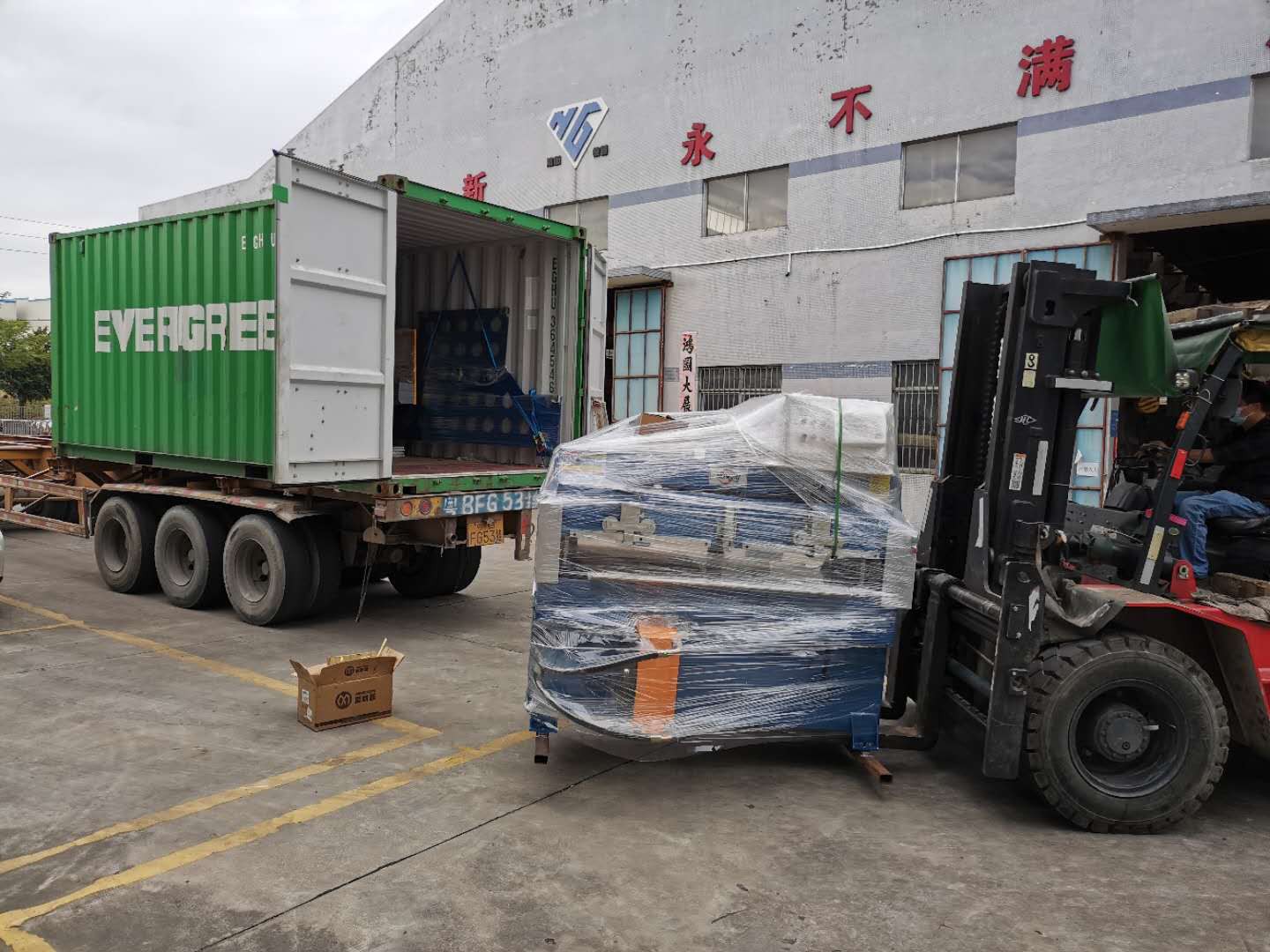 Màquina de tall d'escuma de 50 tones enviada al Vietnam amb cinturó de rodets